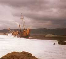 1997 tobt das Meer um den gestrandeten Frachter