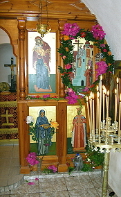 die Altarwand mit dem geschmckten Heiligenbild des Feiertages