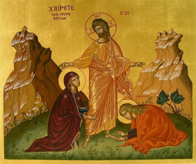 Mimouaptou web 18-2-2008 040.jpg - Abschrift einer Ikone des 15. Jhd., Heraklion, Kreta.
"Xaipete" (Seied Gegrüßt!). Christus hält beide Arme weit abgewinkelt und segnend über die Mutter Gottes (zu seiner Rechten) und Maria Magdalena (zu seiner Linken), und bildet damit ein doppeltes Dreieck. Die zwei Berge im Hintergrund betonen diese Komposition. Zarte Pflanzendarstellungen färben die Atmosphäre dieser Darstellung.