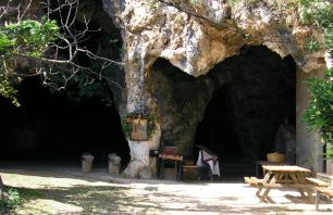Der Eingang zur Höhle des Johannis, der Eremit