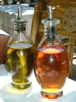 kretischer Essig und frisches Olivenöl